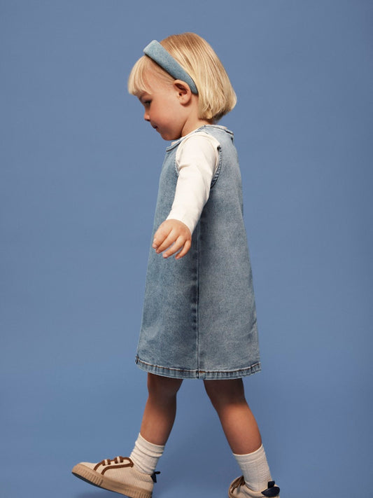 Ljus blå ärmlös jeansklänning till flicka. Klänning i denim från Name it till barn.
NMFAMELIA SL DNM DRESS 2188-GY T
13250826