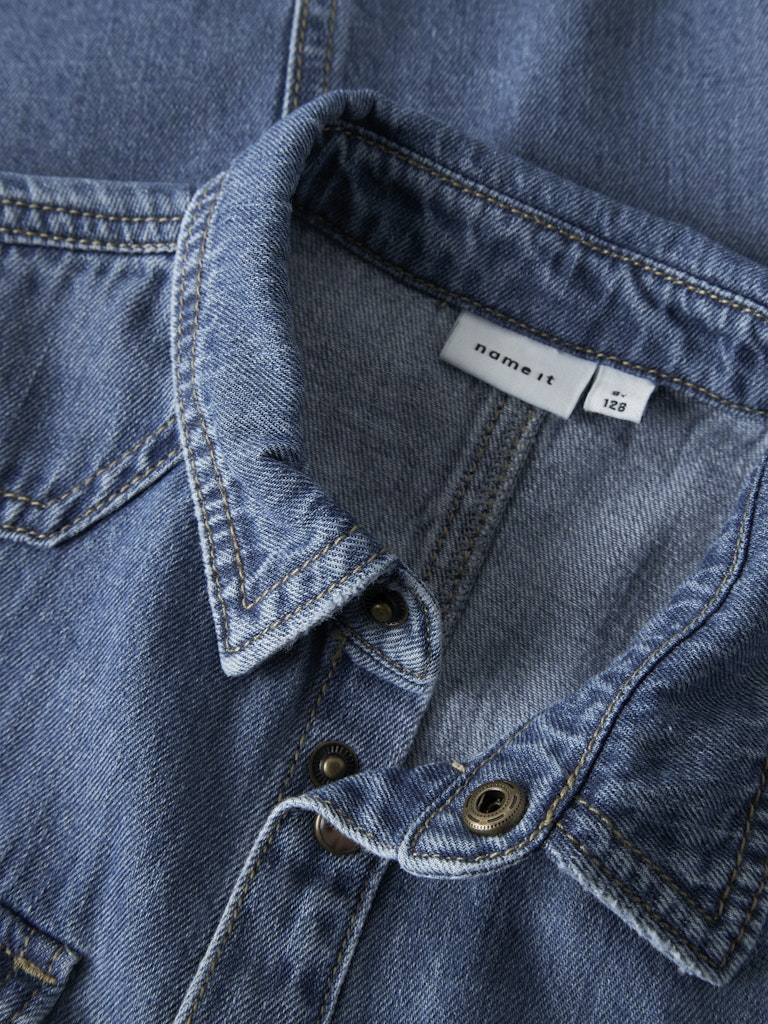 Blå jeans skjorta till pojke. Jeansskjorta i denim till barn, ekologiska barnkläder från Name it.
NKMKIM DNM LS SHIRT 6677-OZ T
13249527