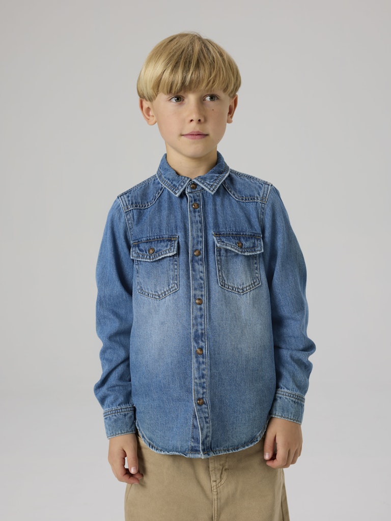 Blå jeans skjorta till pojke. Jeansskjorta i denim till barn, ekologiska barnkläder från Name it.
NKMKIM DNM LS SHIRT 6677-OZ T
13249527