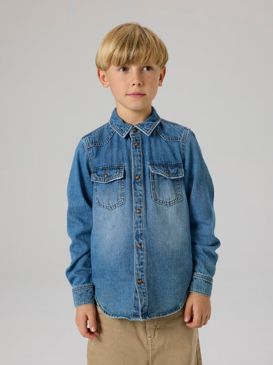 Blå jeans skjorta till pojke. Jeansskjorta i denim till barn, ekologiska barnkläder från Name it.
NKMKIM DNM LS SHIRT 6677-OZ T
13249527