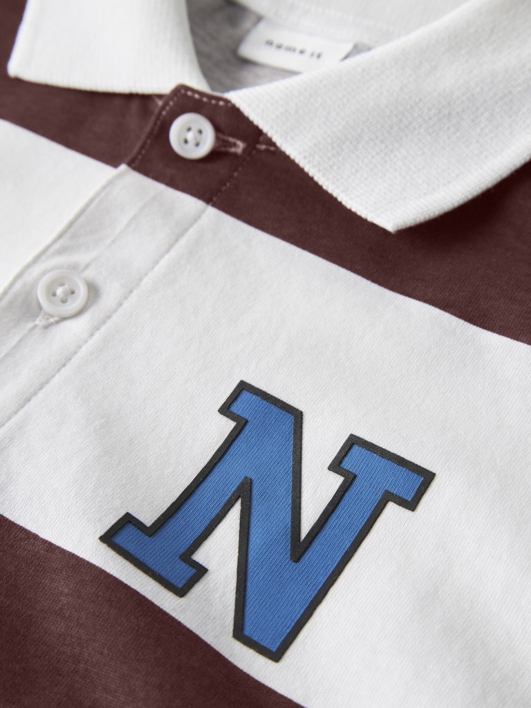 Klassisk långärmad piké tröja till pojke. Randig röd och vit pike tröja med lång är till barn och ungdom kille från Name it.
NKMTIM LS NREG POLO BOX PB
13250953