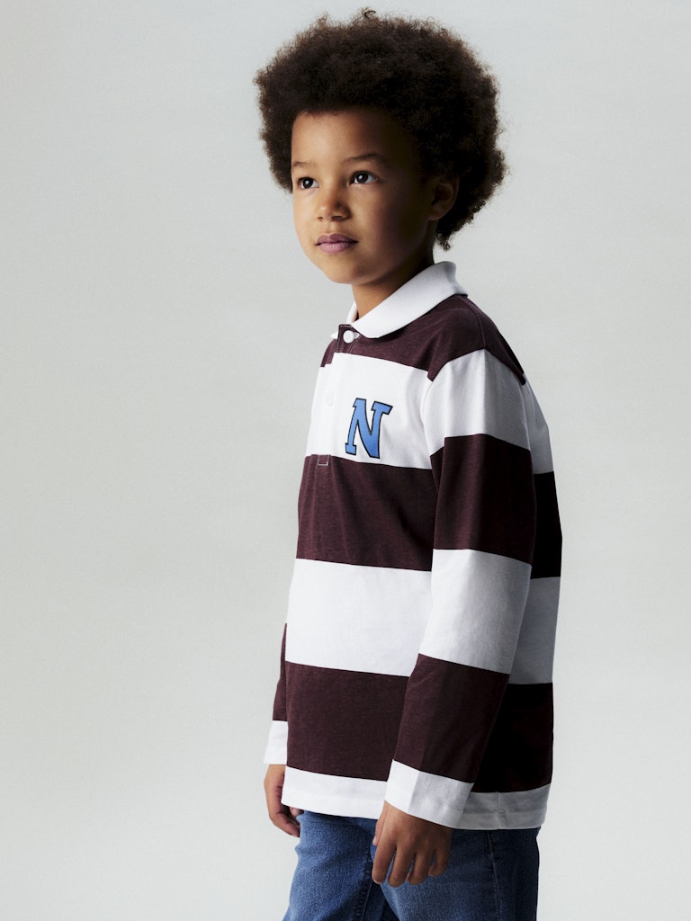 Klassisk långärmad piké tröja till pojke. Randig röd och vit pike tröja med lång är till barn och ungdom kille från Name it.
NKMTIM LS NREG POLO BOX PB
13250953