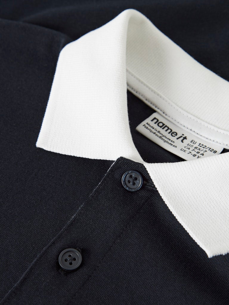 Klassisk långärmad piké tröja till pojke. Blå med vit krage pike tröja med lång är till barn och ungdom kille från Name it.
NKMTIM LS NREG POLO BOX PB
13250953