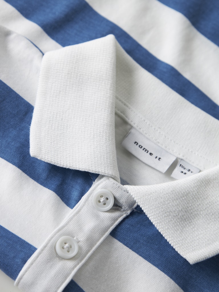 Blå och vit randig långärmad piké tröja till pojke. Klassisk Pike tröja med vit krage från Name it.
NMMBENNI LS NREG POLO PB
13251002