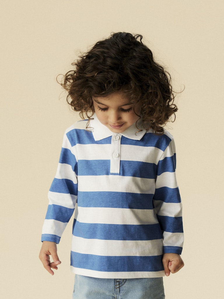 Blå och vit randig långärmad piké tröja till pojke. Klassisk Pike tröja med vit krage från Name it.
NMMBENNI LS NREG POLO PB
13251002