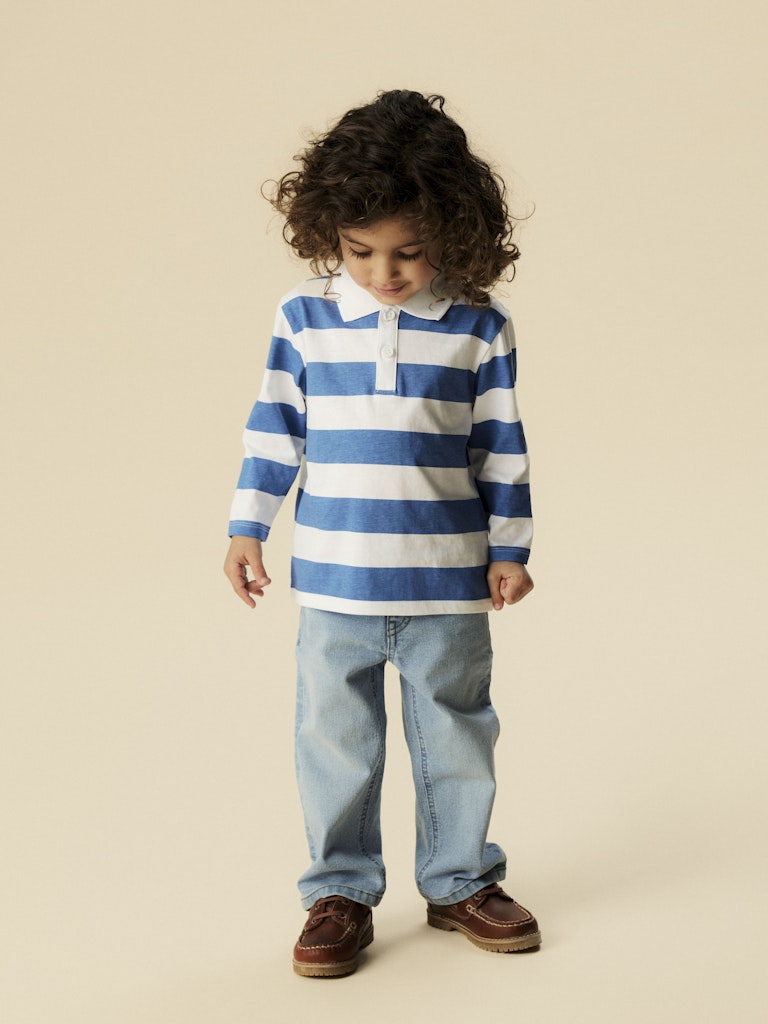 Blå och vit randig långärmad piké tröja till pojke. Klassisk Pike tröja med vit krage från Name it.
NMMBENNI LS NREG POLO PB
13251002