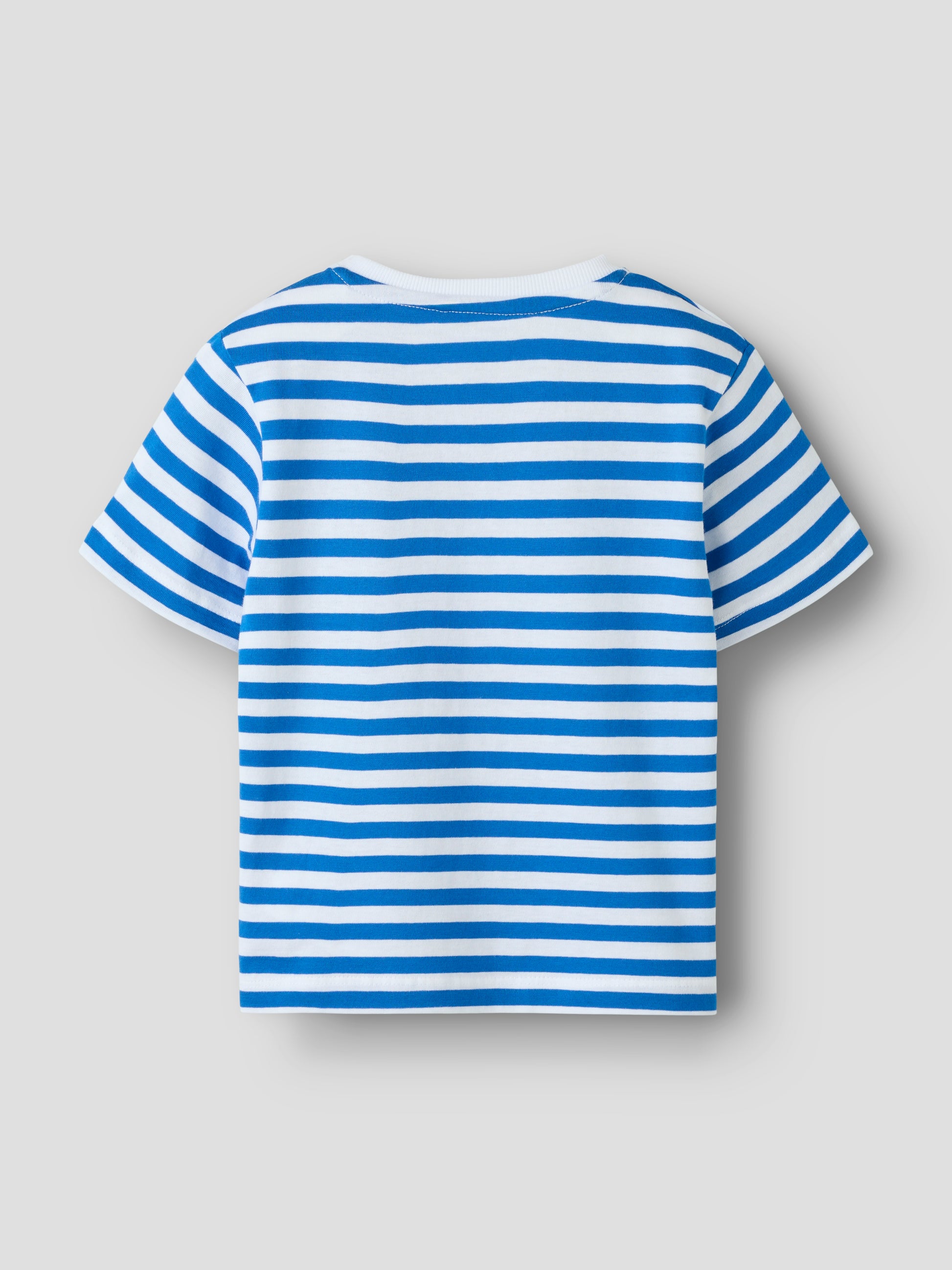 Blå och vit randig kortärmad t-shirt till pojke. Barn tröja randig med bröst ficka till pojke från Name it.
NMMJESPER SS NREG TOP BOX PB
13251048