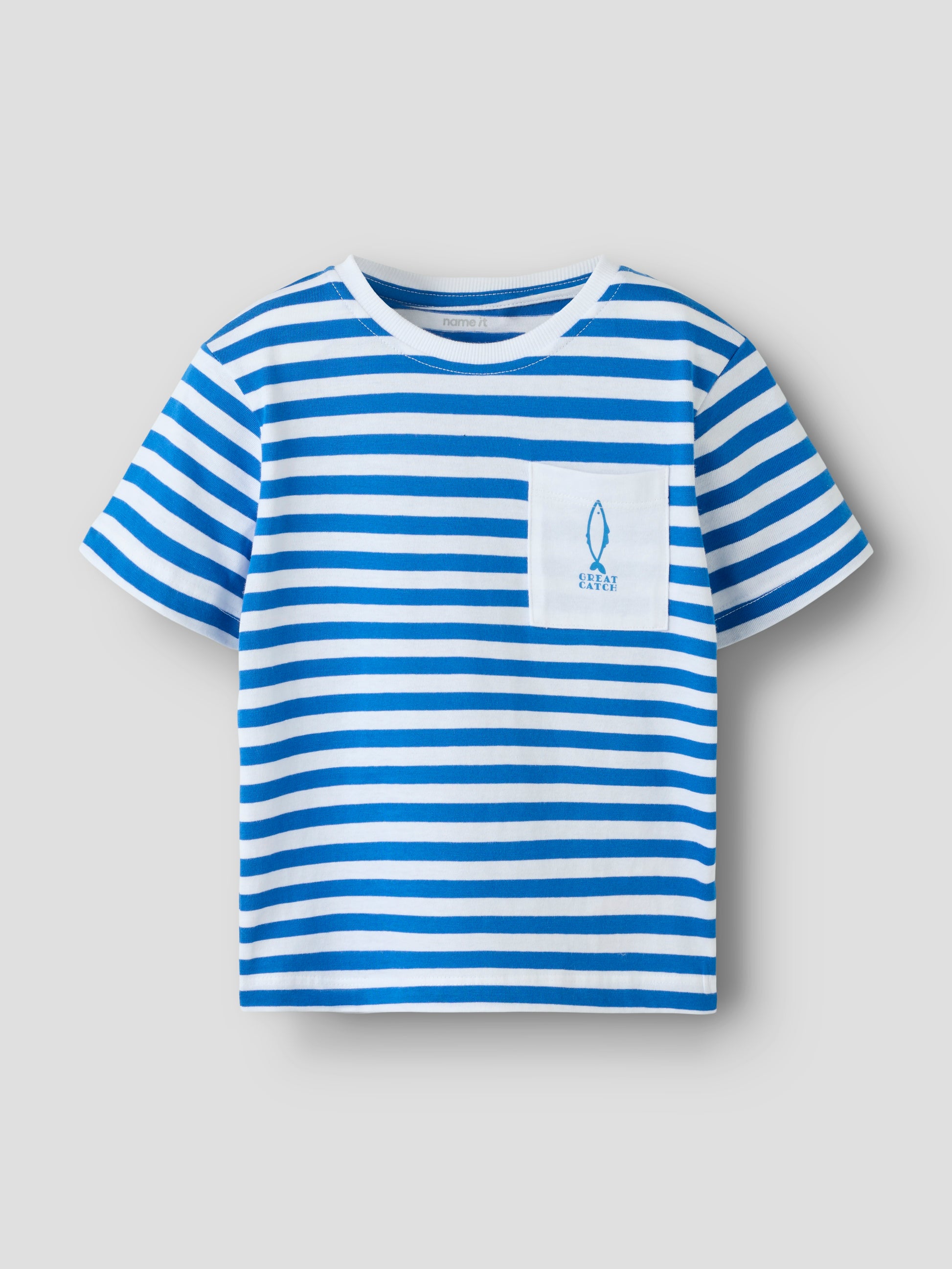 Blå och vit randig kortärmad t-shirt till pojke. Barn tröja randig med bröst ficka till pojke från Name it.
NMMJESPER SS NREG TOP BOX PB
13251048