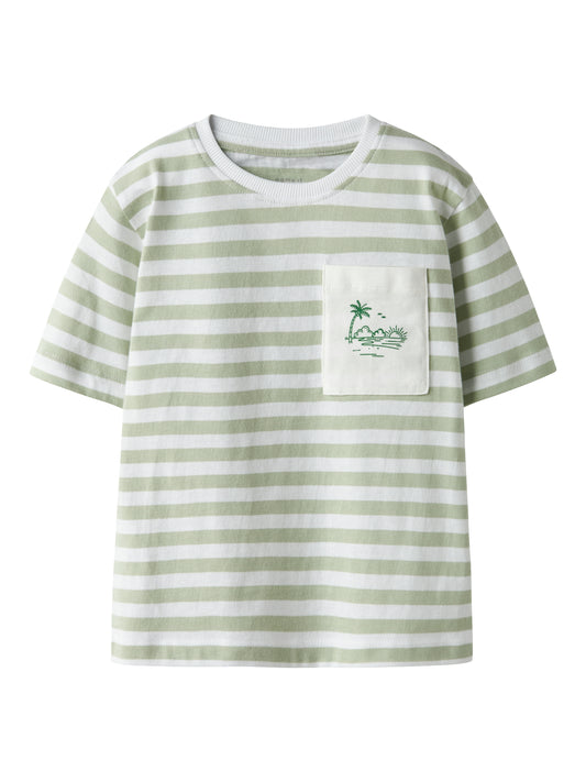 Grön och vit randig kortärmad t-shirt till pojke. Barn tröja randig med bröst ficka till pojke från Name it.
NMMJESPER SS NREG TOP BOX PB
13251048