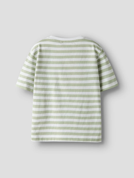 Grön och vit randig kortärmad t-shirt till pojke. Barn tröja randig med bröst ficka till pojke från Name it.
NMMJESPER SS NREG TOP BOX PB
13251048