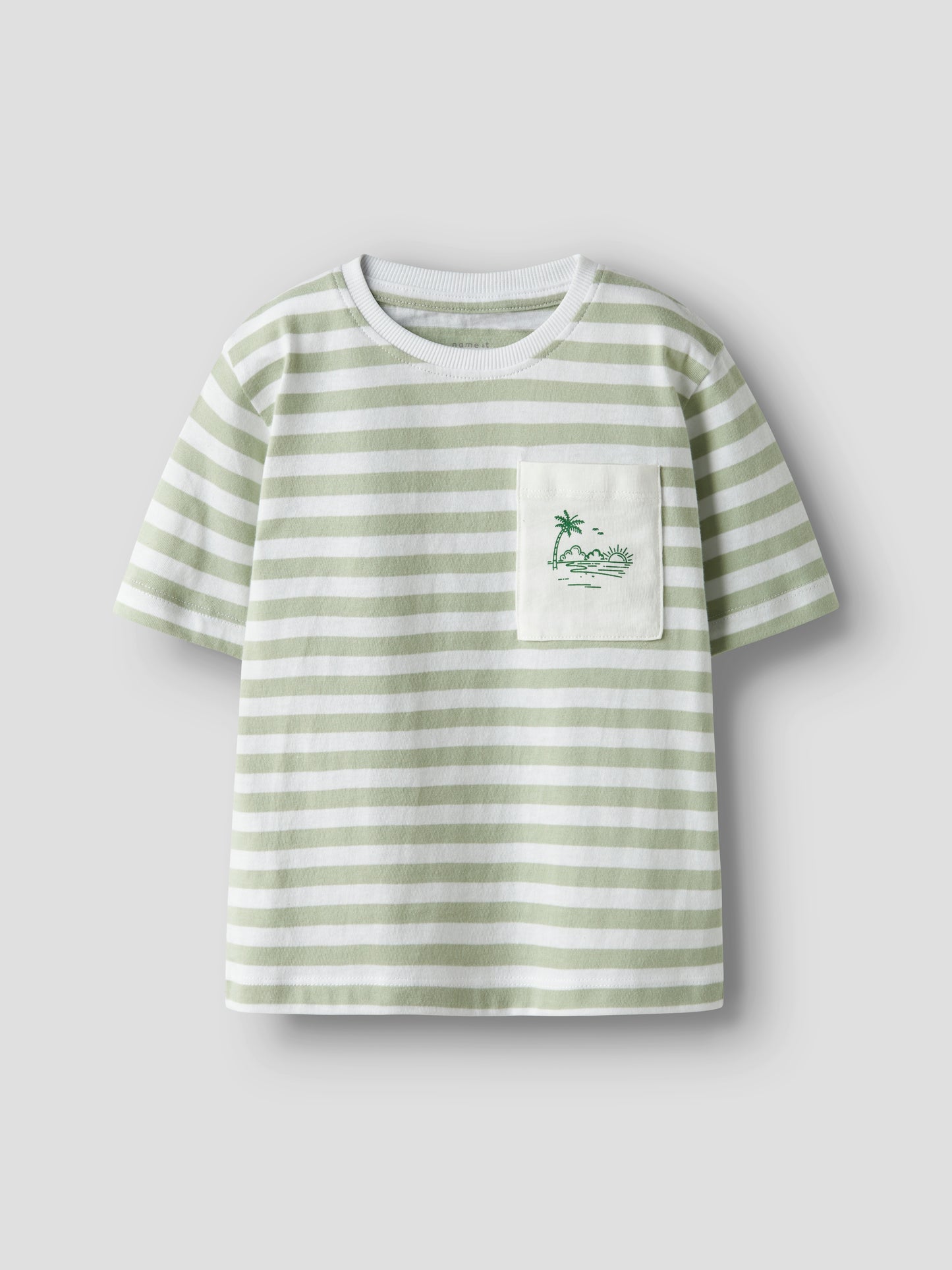 Grön och vit randig kortärmad t-shirt till pojke. Barn tröja randig med bröst ficka till pojke från Name it.
NMMJESPER SS NREG TOP BOX PB
13251048