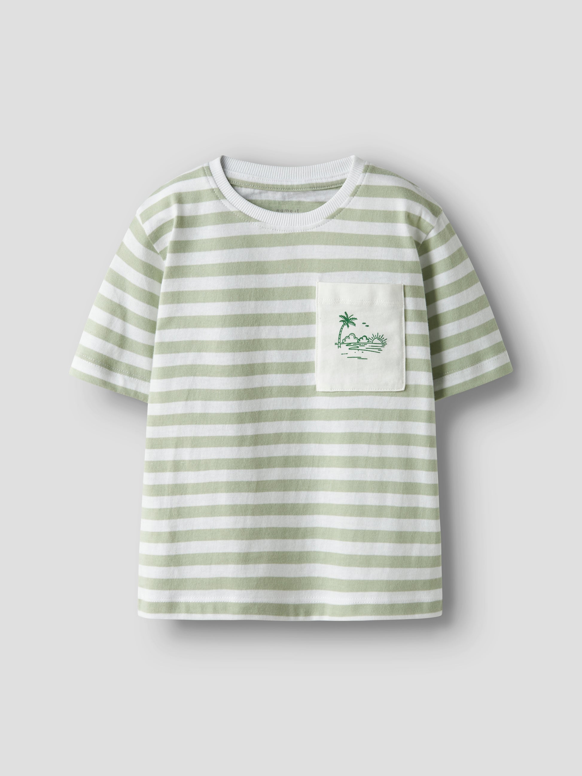 Grön och vit randig kortärmad t-shirt till pojke. Barn tröja randig med bröst ficka till pojke från Name it.
NMMJESPER SS NREG TOP BOX PB
13251048