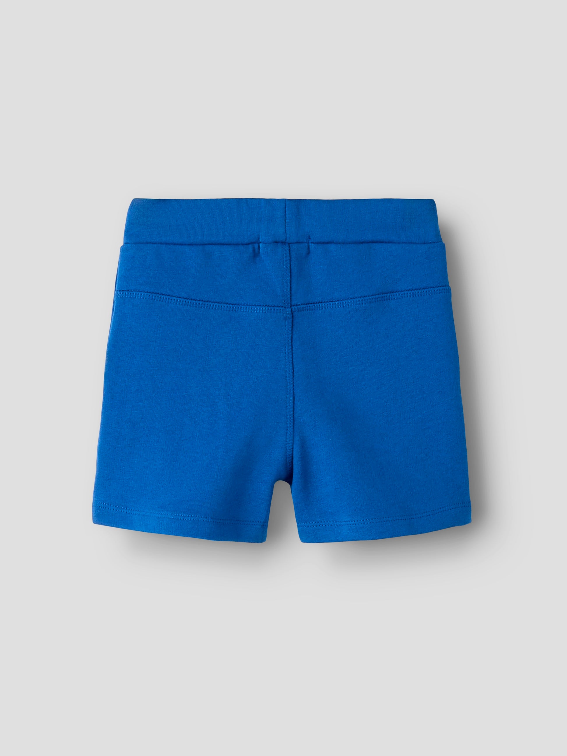 Blåa sweat shorts till pojke. Barn shorts blå till pojke från Name it.
NMMJESPER NREG SHORTS BOX PB
13251050