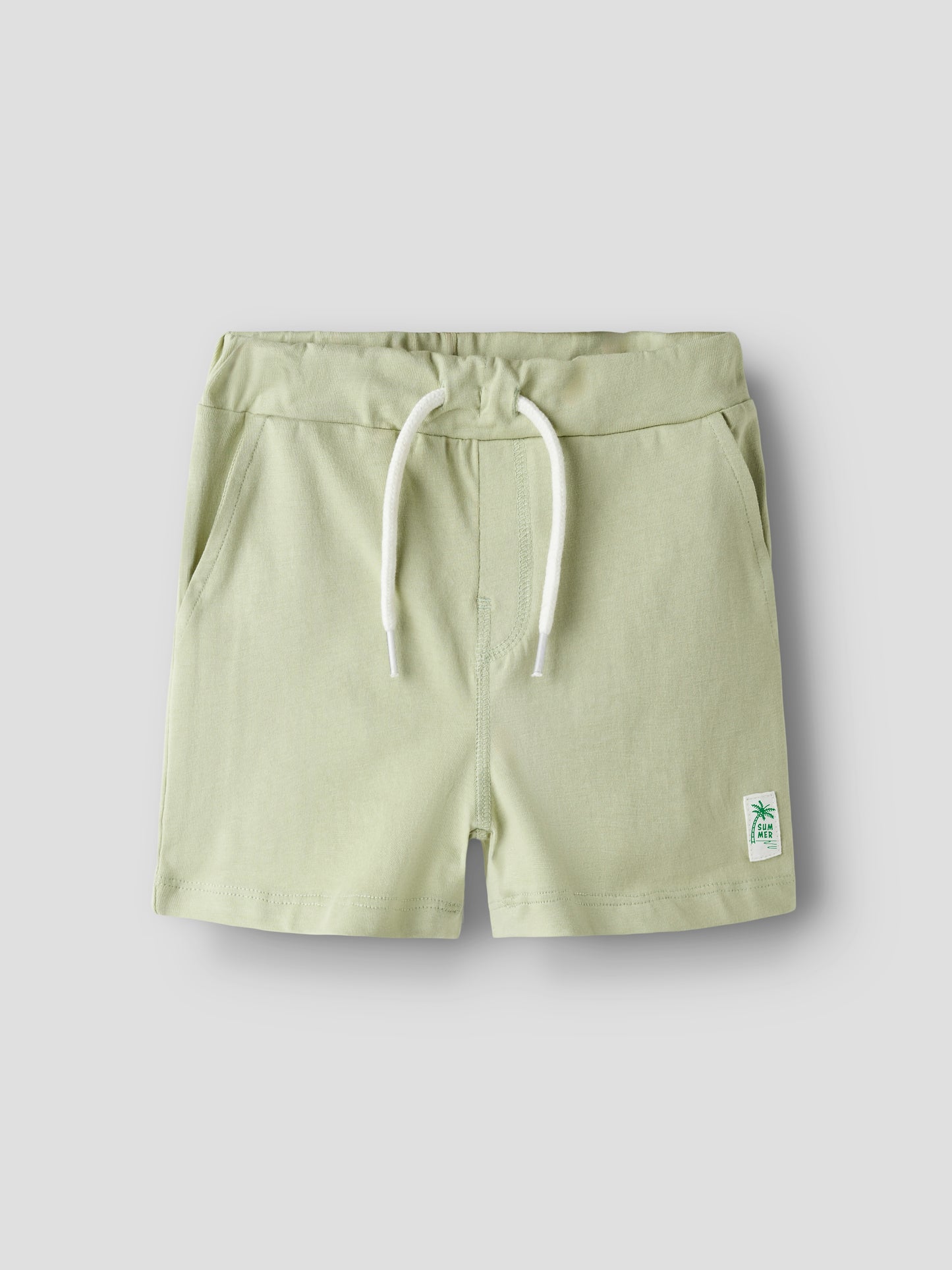 Gröna sweat shorts till pojke. Barn shorts ljusgröna till pojke från Name it.
NMMJESPER NREG SHORTS BOX PB
13251050