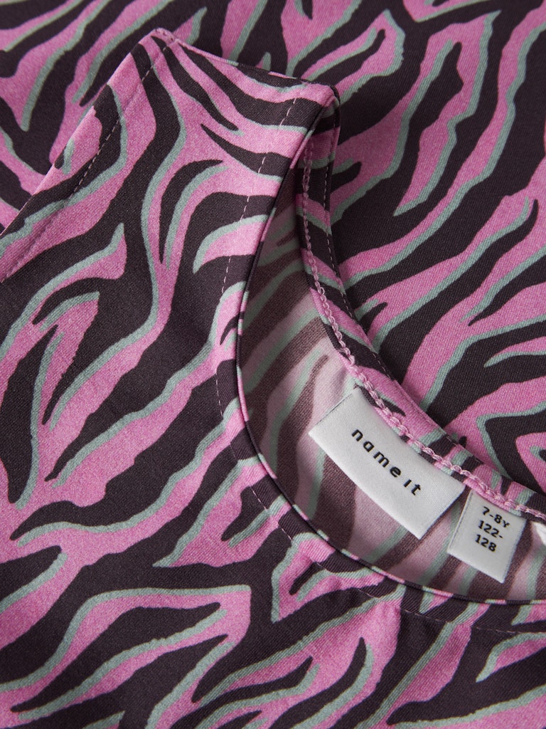 Sportigt rosa tränings linne till flicka. Träningskläder sporttopp till tjej. Träningskläder till barn från Name it.
NKFBRITTA SL SLIM TOP PB
13251215