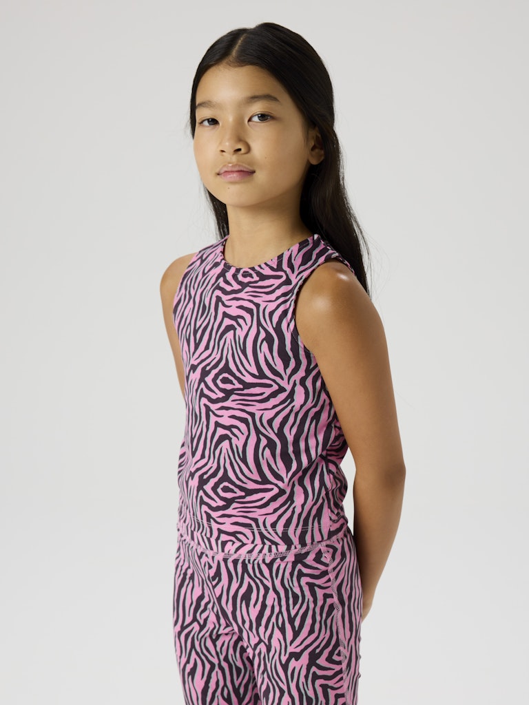 Sportigt rosa tränings linne till flicka. Träningskläder sporttopp till tjej. Träningskläder till barn från Name it.
NKFBRITTA SL SLIM TOP PB
13251215