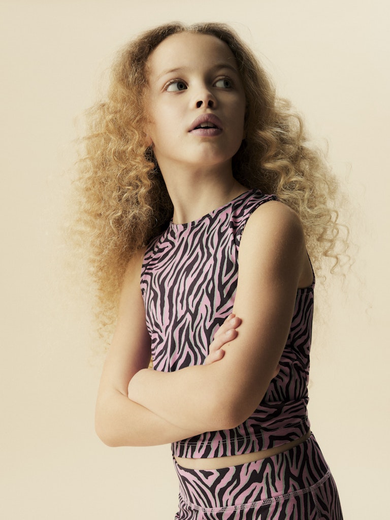 Sportigt tränings linne till flicka. Träningskläder sporttopp till tjej. Träningskläder till barn från Name it.
NKFBRITTA SL SLIM TOP PB
13251215