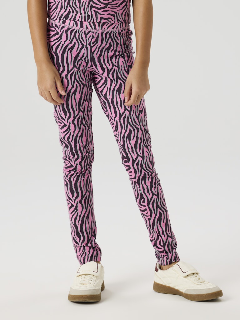 Rosa svart mönstrade tränings byxor till flicka. Sportkläder, tränings leggings till tjej från Name it.
NKFBRITTA SLIM LEGGING PB
13251221