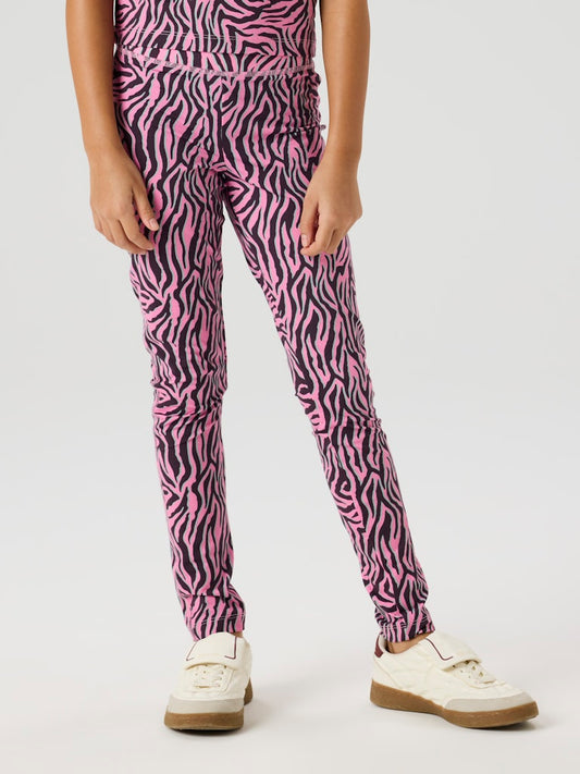 Rosa svart mönstrade tränings byxor till flicka. Sportkläder, tränings leggings till tjej från Name it.
NKFBRITTA SLIM LEGGING PB
13251221
