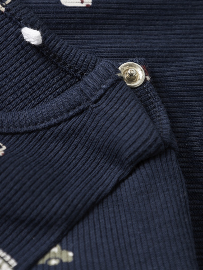 Mörk blå baby body till nyfödd pojke. Bebis body med brandbilar och polisbilar, ekologiska baby kläder från Name it.
NBMTHUE LS BODY
13251667