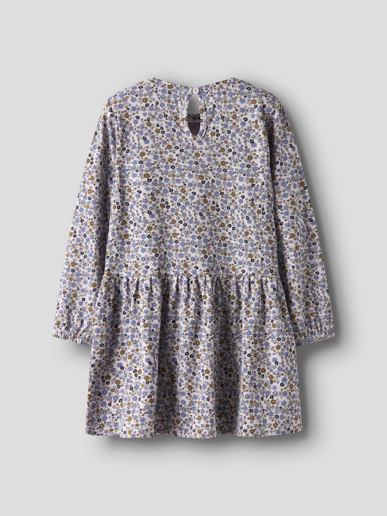 Småblommig klänning med lång ärm till flicka. Ekologiska barnkläder från Name it. Blå och lila blom mönstrad långärmad klänning.
NMFTULINE LS DRESS
13251758
