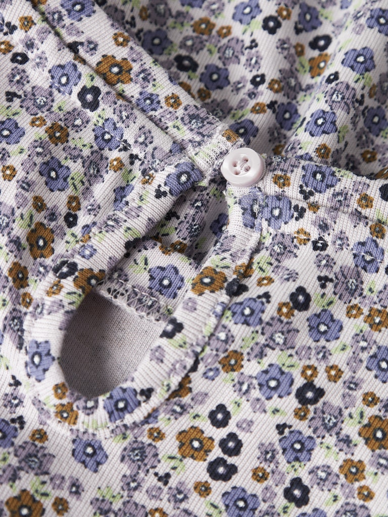 Småblommig klänning med lång ärm till flicka. Ekologiska barnkläder från Name it. Blå och lila blom mönstrad långärmad klänning.
NMFTULINE LS DRESS
13251758