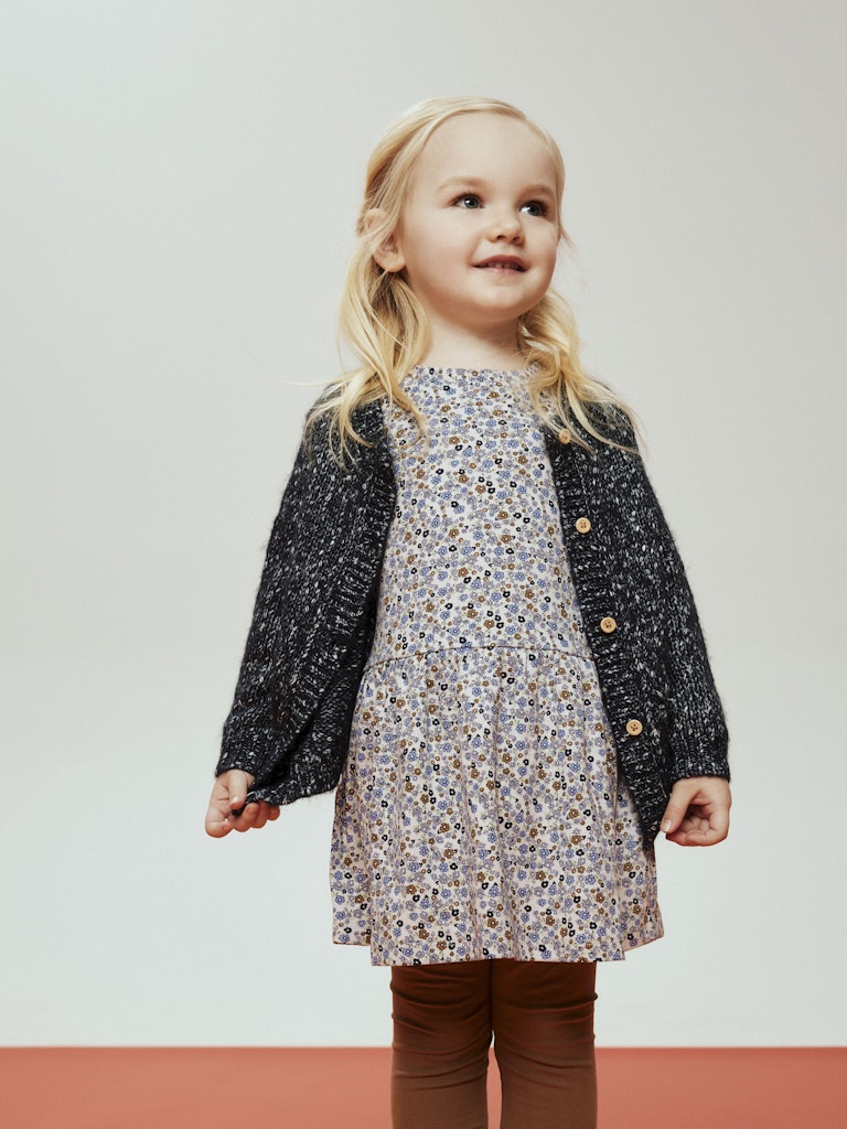 Småblommig klänning med lång ärm till flicka. Ekologiska barnkläder från Name it. Blå och lila blom mönstrad långärmad klänning.
NMFTULINE LS DRESS
13251758