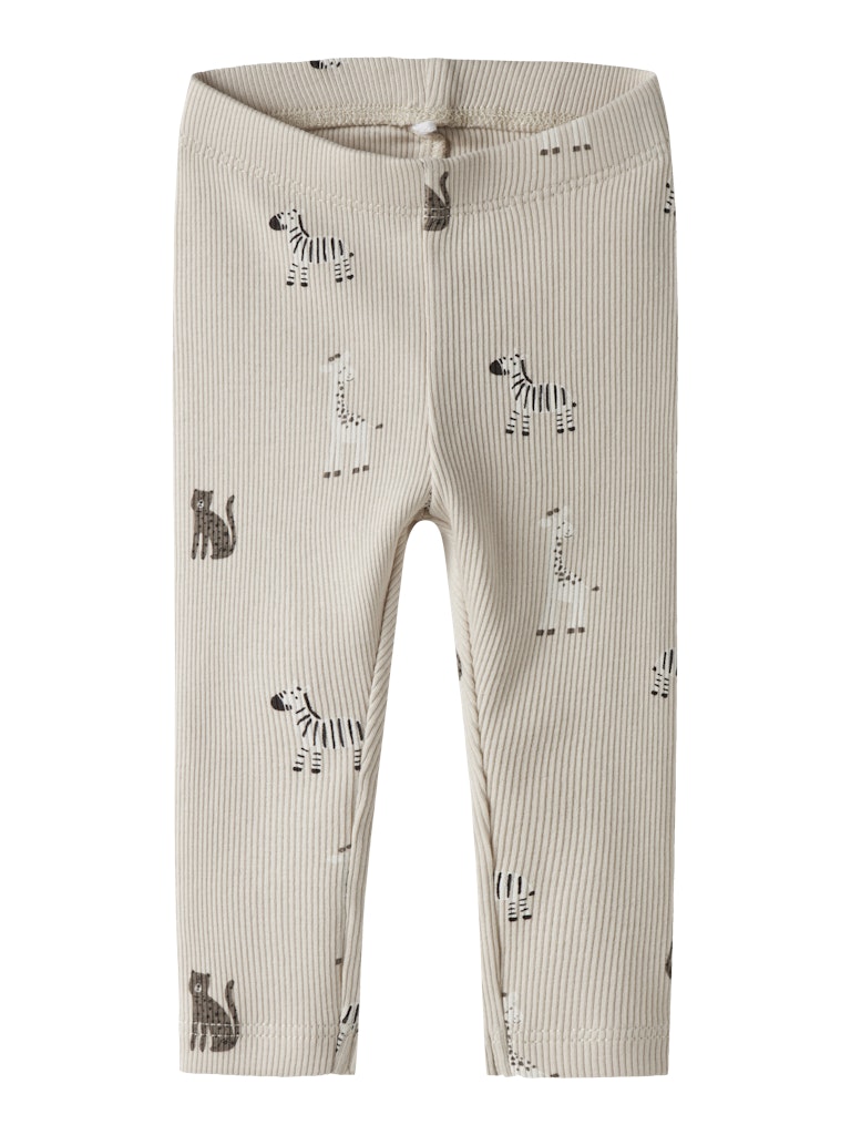 Beige djur mönstrade baby leggings till nyfödd pojke och flicka. Bebis byxa i neutrala färger tillverkade i ekologisk bomull.
NBNTOLLA LEGGING
13251752