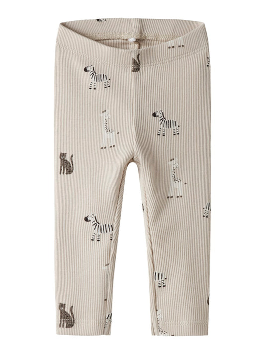 Beige djur mönstrade baby leggings till nyfödd pojke och flicka. Bebis byxa i neutrala färger tillverkade i ekologisk bomull.
NBNTOLLA LEGGING
13251752