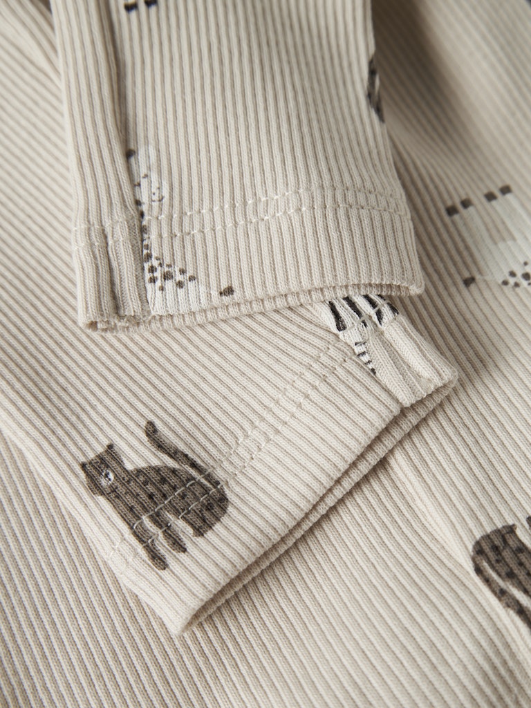 Beige djur mönstrade baby leggings till nyfödd pojke och flicka. Bebis byxa i neutrala färger tillverkade i ekologisk bomull.
NBNTOLLA LEGGING
13251752