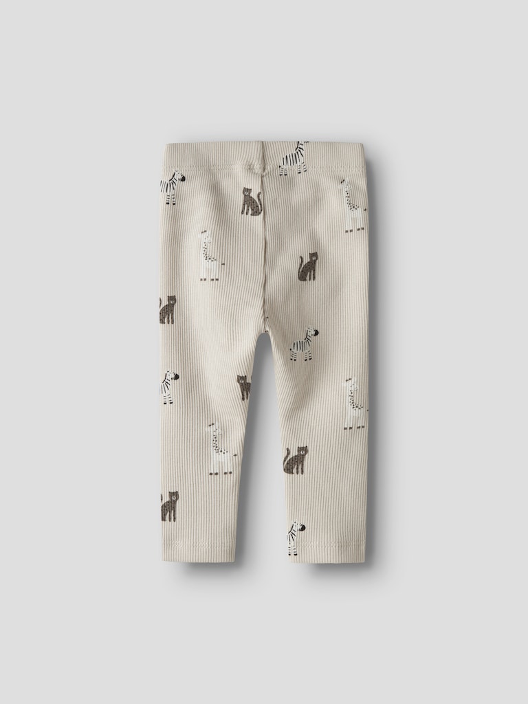 Beige djur mönstrade baby leggings till nyfödd pojke och flicka. Bebis byxa i neutrala färger tillverkade i ekologisk bomull.
NBNTOLLA LEGGING
13251752
