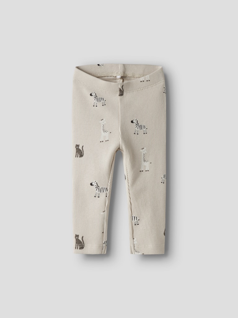 Beige djur mönstrade baby leggings till nyfödd pojke och flicka. Bebis byxa i neutrala färger tillverkade i ekologisk bomull.
NBNTOLLA LEGGING
13251752