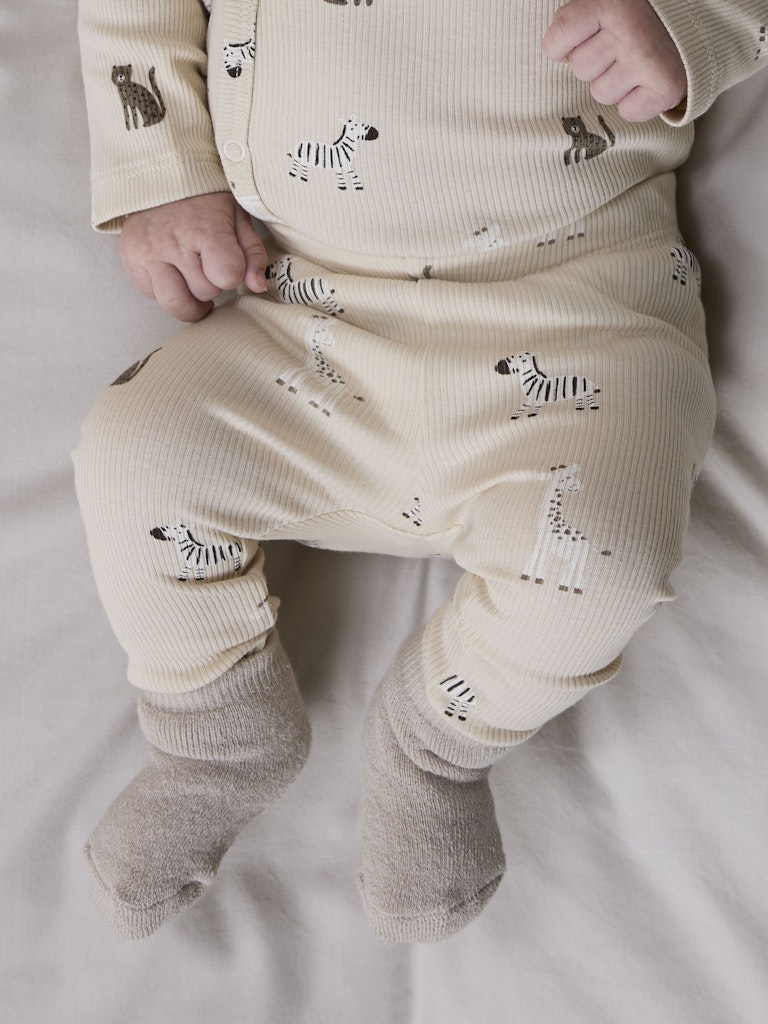 Beige djur mönstrade baby leggings till nyfödd pojke och flicka. Bebis byxa i neutrala färger tillverkade i ekologisk bomull.
NBNTOLLA LEGGING
13251752