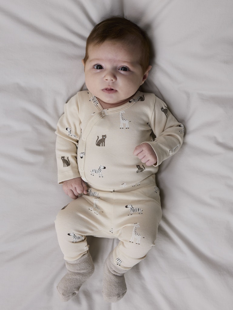 Beige djur mönstrade baby leggings till nyfödd pojke och flicka. Bebis byxa i neutrala färger tillverkade i ekologisk bomull.
NBNTOLLA LEGGING
13251752