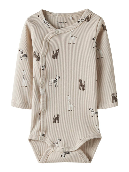 Neutral ribbad baby body med omlott knäppning. Wrap långärmad djur mönstrad body till nyfödd bebis flicka och baby pojke. Beige ekologisk bodysuit från Name it.
NBNTOLLA LS WRAP BODY
13251751