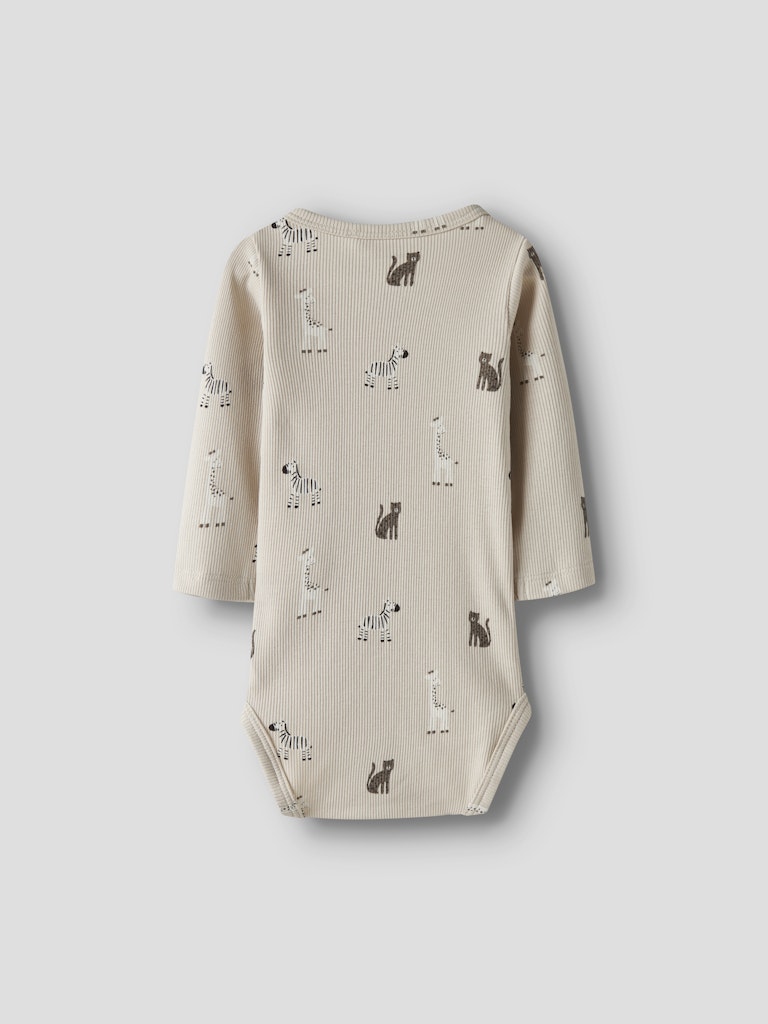 Neutral ribbad baby body med omlott knäppning. Wrap långärmad djur mönstrad body till nyfödd bebis flicka och baby pojke. Beige ekologisk bodysuit från Name it.
NBNTOLLA LS WRAP BODY
13251751