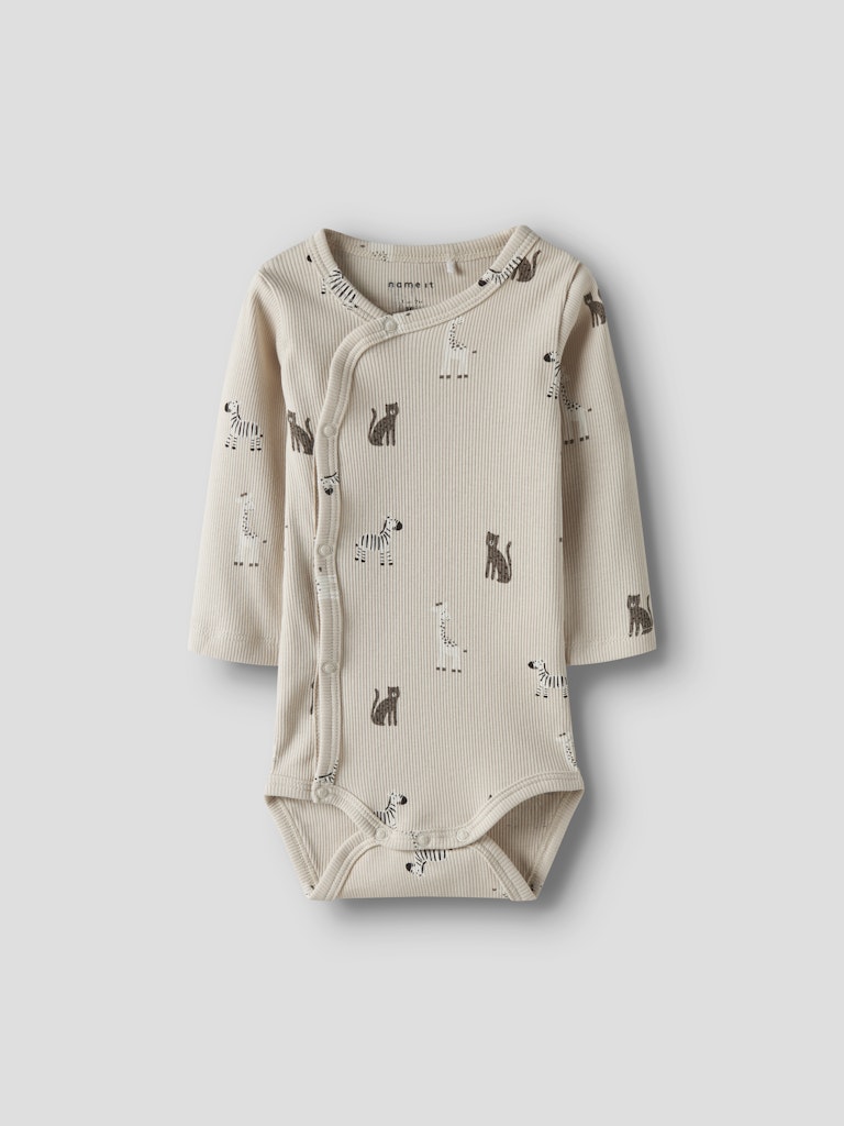Neutral ribbad baby body med omlott knäppning. Wrap långärmad djur mönstrad body till nyfödd bebis flicka och baby pojke. Beige ekologisk bodysuit från Name it.
NBNTOLLA LS WRAP BODY
13251751