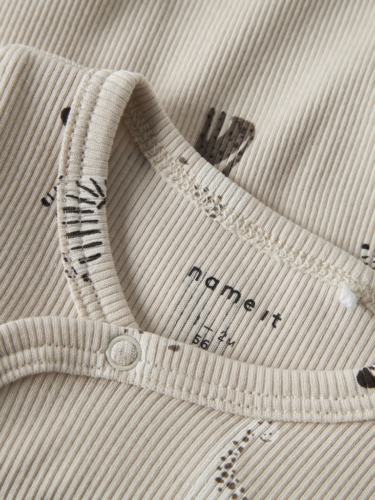 Neutral ribbad baby body med omlott knäppning. Wrap långärmad djur mönstrad body till nyfödd bebis flicka och baby pojke. Beige ekologisk bodysuit från Name it.
NBNTOLLA LS WRAP BODY
13251751