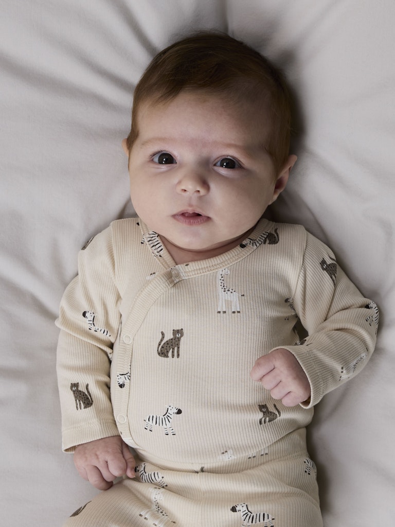 Neutral ribbad baby body med omlott knäppning. Wrap långärmad djur mönstrad body till nyfödd bebis flicka och baby pojke. Beige ekologisk bodysuit från Name it.
NBNTOLLA LS WRAP BODY
13251751
