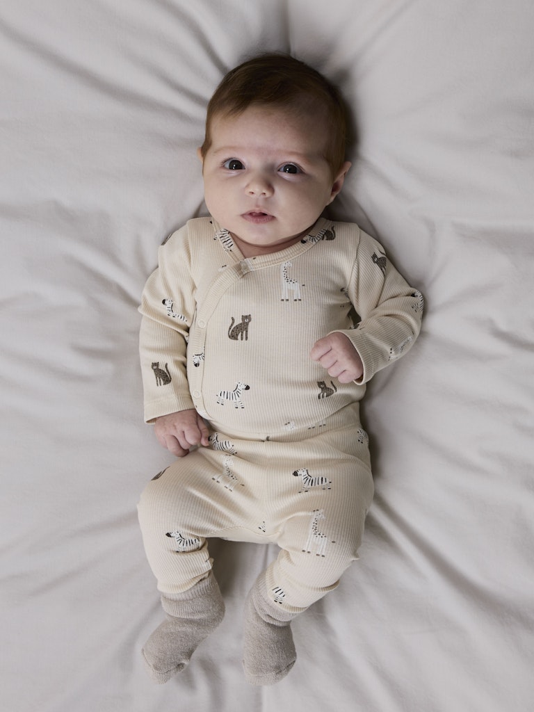 Neutral ribbad baby body med omlott knäppning. Wrap långärmad djur mönstrad body till nyfödd bebis flicka och baby pojke. Beige ekologisk bodysuit från Name it.
NBNTOLLA LS WRAP BODY
13251751