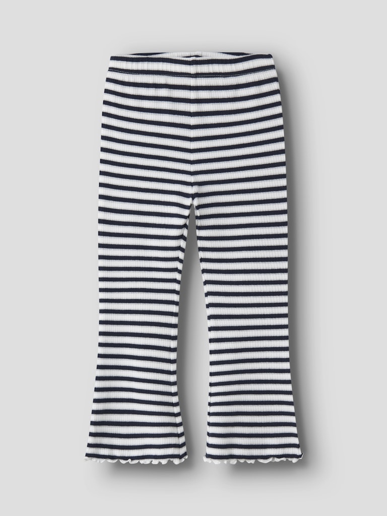 Vit och blå randig utsvängd byxa till flicka. Tjej byxor flared, ribbade leggings med silver glitter. Ekologiska barnkläder från Name it.
NMFTAIAS FLARE PANT
13251813