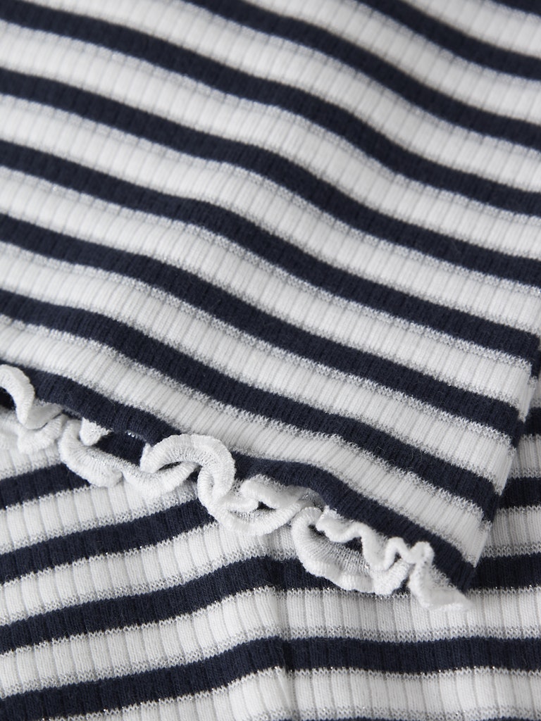 Vit och blå randig utsvängd byxa till flicka. Tjej byxor flared, ribbade leggings med silver glitter. Ekologiska barnkläder från Name it.
NMFTAIAS FLARE PANT
13251813