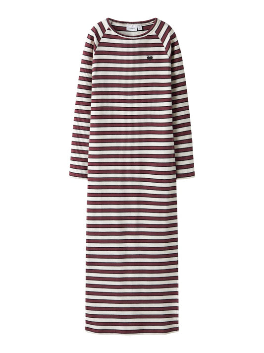 Röd och vit randig långärmad klänning i ekologisk bomull till flicka. Tjej klänning från Name it.
NKFTALA LS XSL MAXI DRESS
13251716