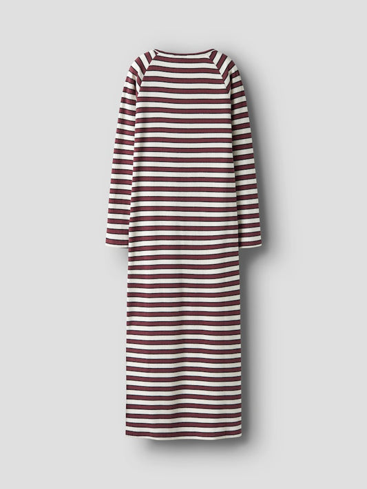 Röd och vit randig långärmad klänning i ekologisk bomull till flicka. Tjej klänning från Name it.
NKFTALA LS XSL MAXI DRESS
13251716