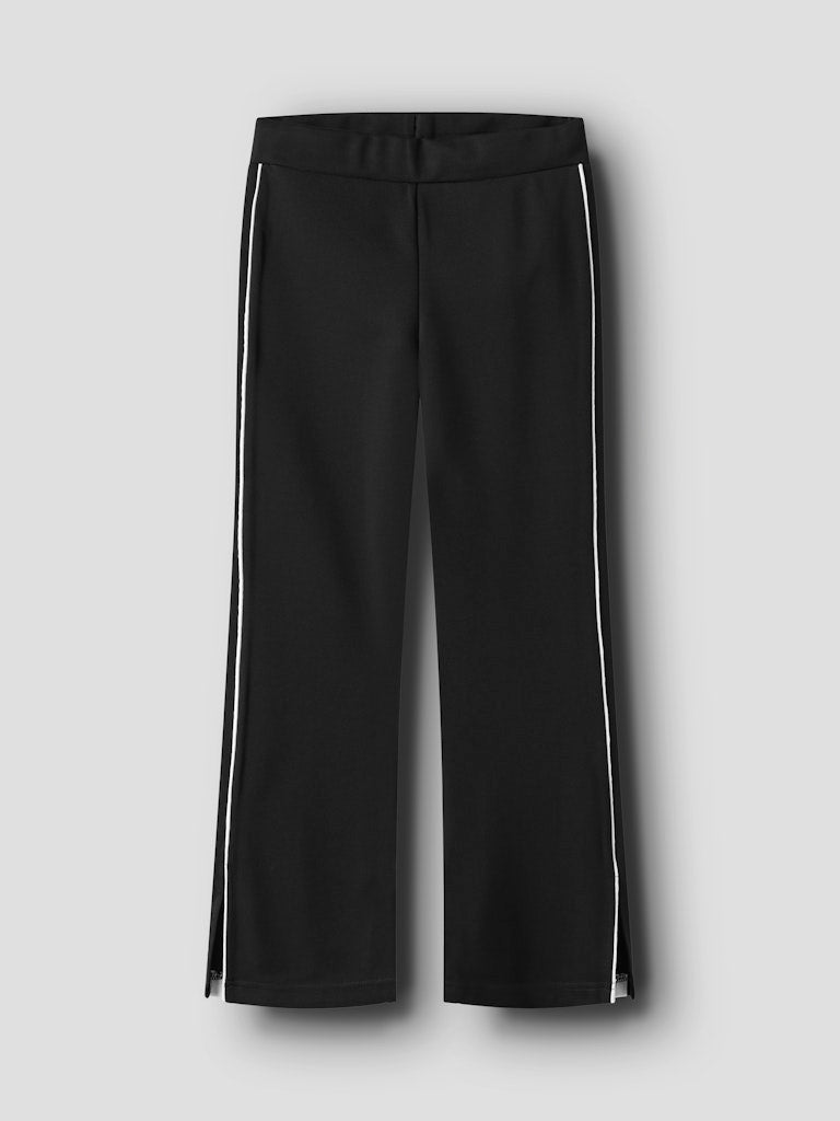 Svart bootcut byxa till tjej. Utsvängda byxor till flicka, svarta med vita revärer i sidan. Sportig byxa från Name it.
NKFTESMIN BOOTCUT PANT
13251635