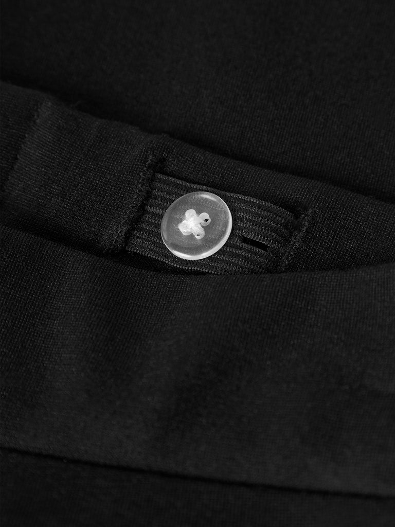 Svart bootcut byxa till tjej. Utsvängda byxor till flicka, svarta med vita revärer i sidan. Sportig byxa från Name it.
NKFTESMIN BOOTCUT PANT
13251635