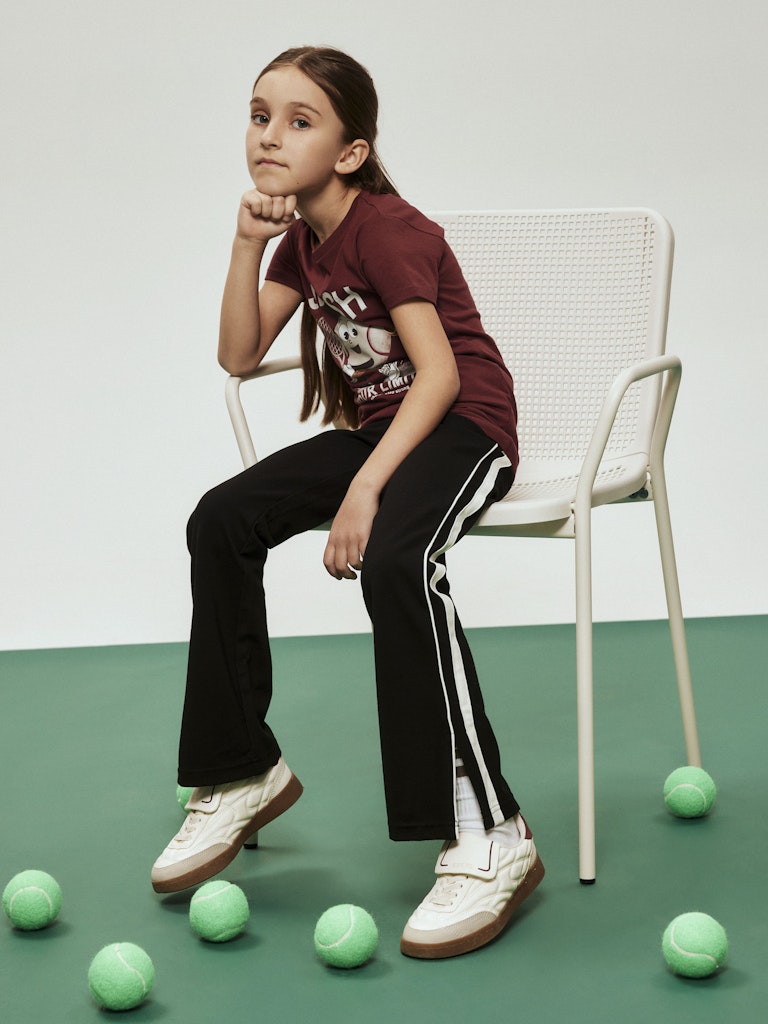 Svart bootcut byxa till tjej. Utsvängda byxor till flicka, svarta med vita revärer i sidan. Sportig byxa från Name it.
NKFTESMIN BOOTCUT PANT
13251635