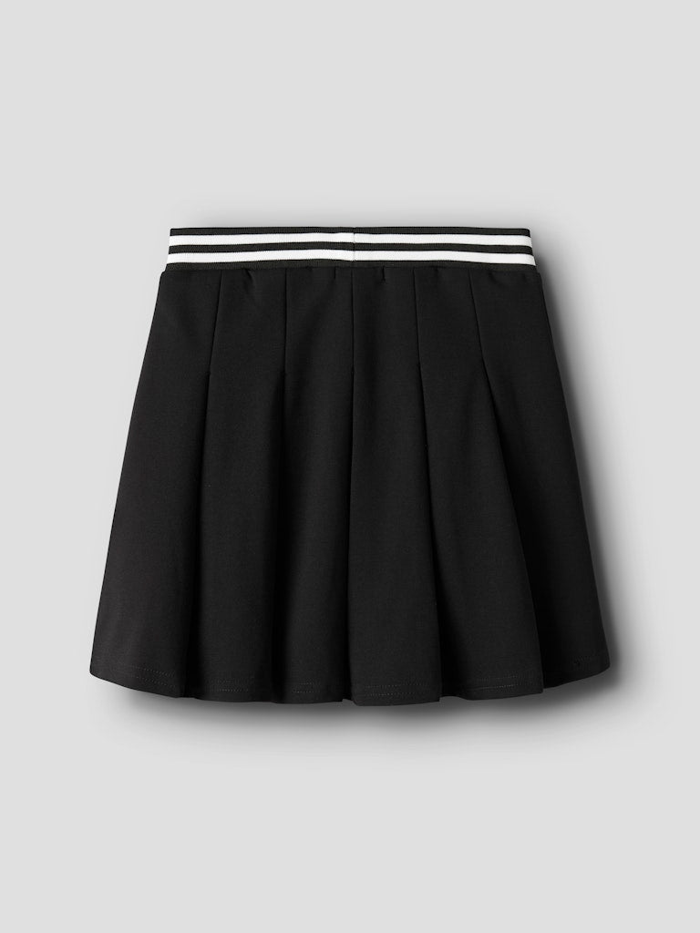 Svart plisserad kjol med randig resår. Kort kjol till flicka. Sportig svart tjej kjol från Name it.
NKFTESMIN PLEATED SKIRT
13251636
