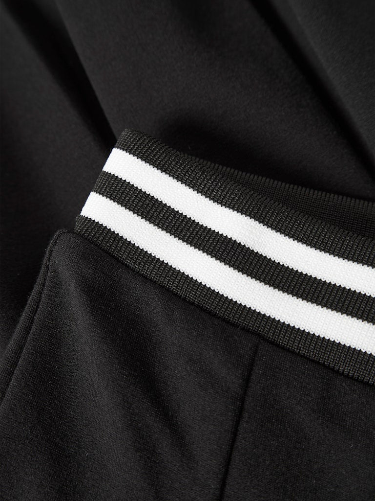 Svart plisserad kjol med randig resår. Kort kjol till flicka. Sportig svart tjej kjol från Name it.
NKFTESMIN PLEATED SKIRT
13251636