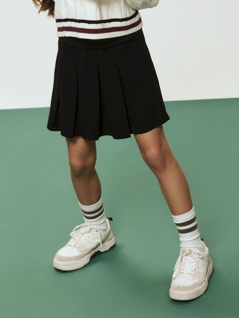 Svart plisserad kjol med randig resår. Kort kjol till flicka. Sportig svart tjej kjol från Name it.
NKFTESMIN PLEATED SKIRT
13251636
